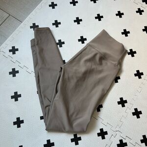 ALO Yoga High-Waist Leggings in Taupe